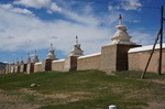 weiße Mauer mit Stupas Kloster Erdene Zuu