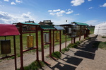 Gebetsmühlen im Kloster Erdene Zuu unter blauem Himmel