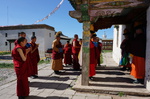 Buddhistische Mönche im traditionellen roten Gewand am Beginn einer Gebetszeremonie im Erdene Zuu Kloster