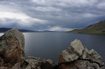 Dunkelscharzes spektakuläres Wolkenszenario über dem Tsagaan Nuur See: ein Wolkenbruch steht bevor
