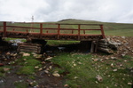 Defekte mongolische Holzbrücke, die nicht mehr zum Befahren einlädt...