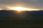 Sonnenuntergang hinter den Bergen in der mongolischen Steppe